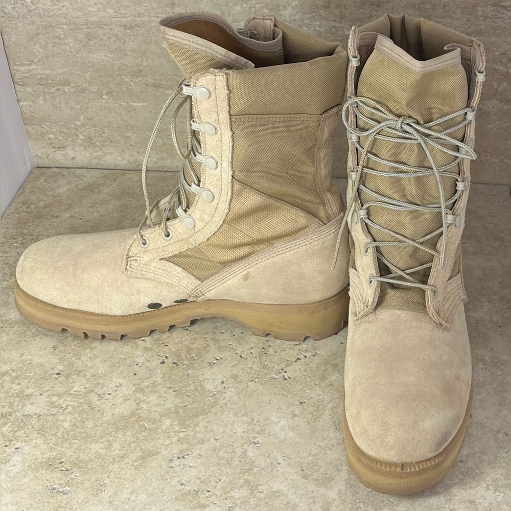 WELLCO DESERT TAN COMBAT BOOTS, MILITARY 7 R Vibram Soles USA